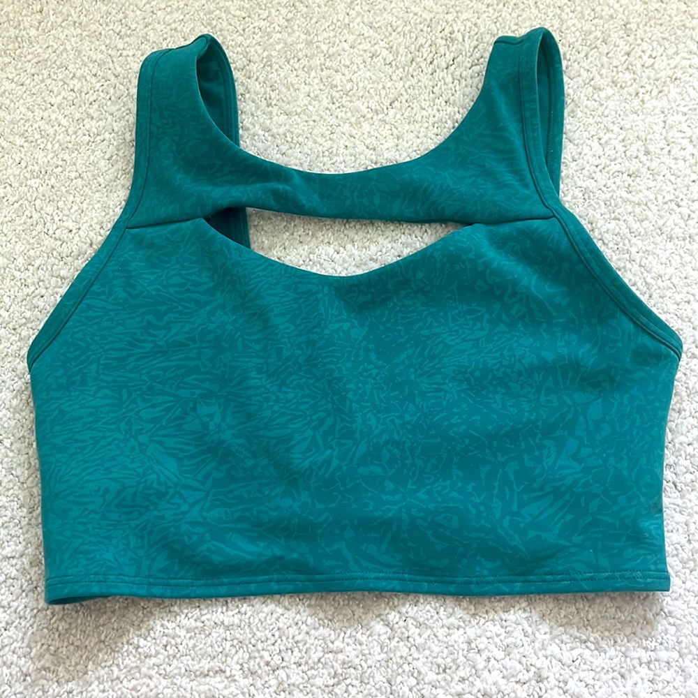 Lululemon never worn sports bra/crop top. Cute cutout workout top.